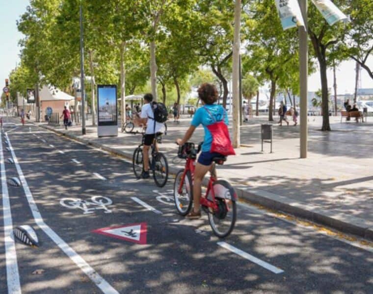 El paseo Joan de Borbó estrena su nuevo carril bici