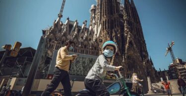 La Sagrada Familia se compromete a resolver la situación de los vecinos afectados por la escalinata sin desplazarlos del barrio
