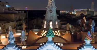 Las noches de verano resplandecen con música entre las chimeneas de Gaudí en el Palau Güell