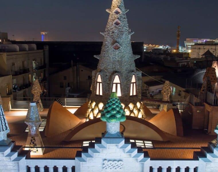 Las noches de verano resplandecen con música entre las chimeneas de Gaudí en el Palau Güell