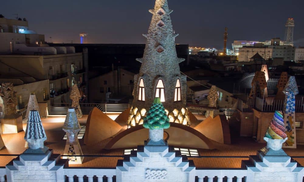 Las noches de verano resplandecen con música entre las chimeneas de Gaudí en el Palau Güell