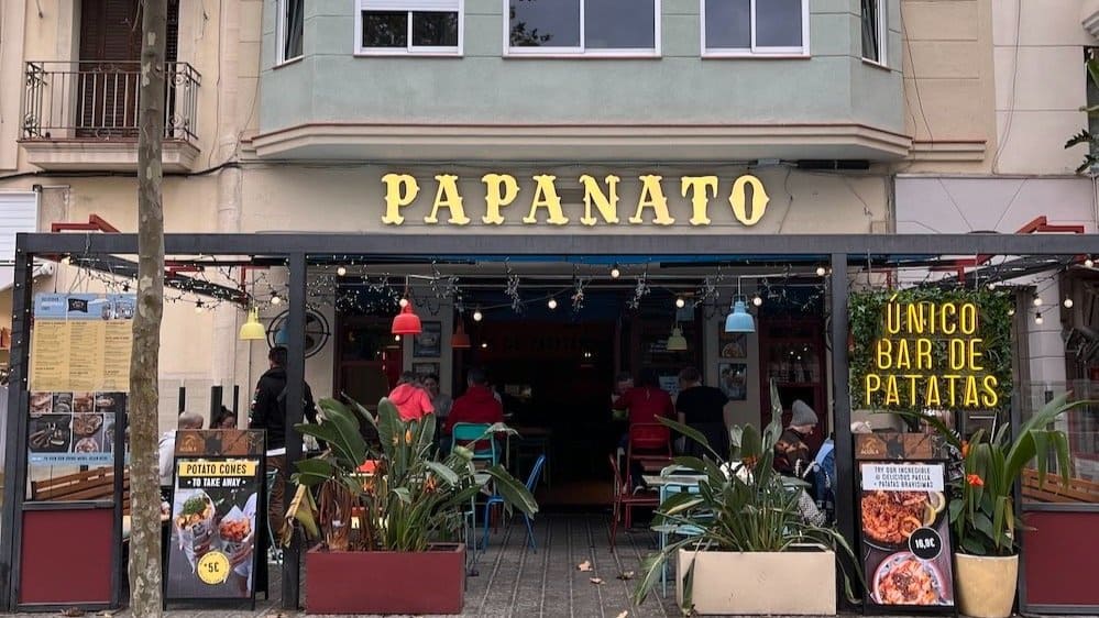 Papanato, a free buffet of empanadas and hamburgers
