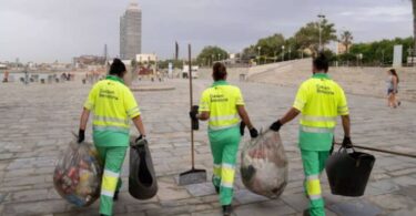 Barcelona prepara un plan integral para tener un verano limpio y seguro