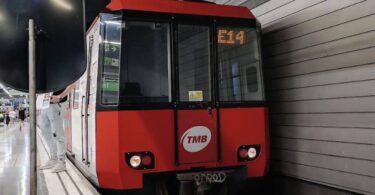 Retiro histórico: TMB jubila el último tren serie 2000 del Metro de Barcelona
