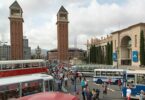 Desfile de autobuses clásicos en Barcelona para viajar a través del tiempo