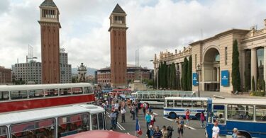 Desfile de autobuses clásicos en Barcelona para viajar a través del tiempo