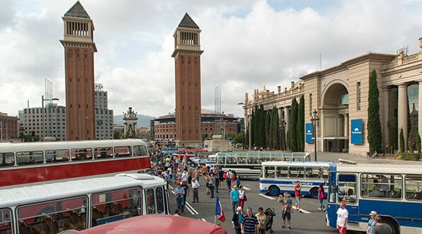 Desfile de autobuses clásicos en Barcelona para viajar a través del tiempo