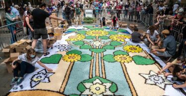 Alfombras florales en Barcelona y Sitges: la tradición que viste las calles de colores