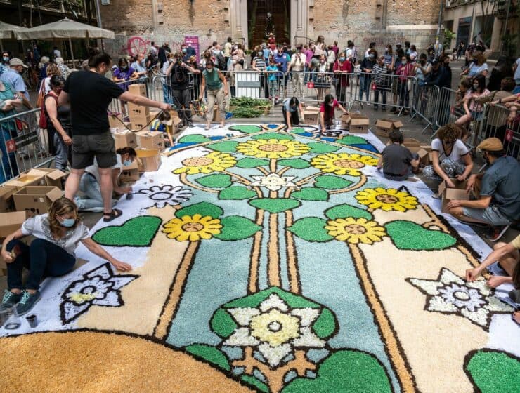 Alfombras florales en Barcelona y Sitges: la tradición que viste las calles de colores