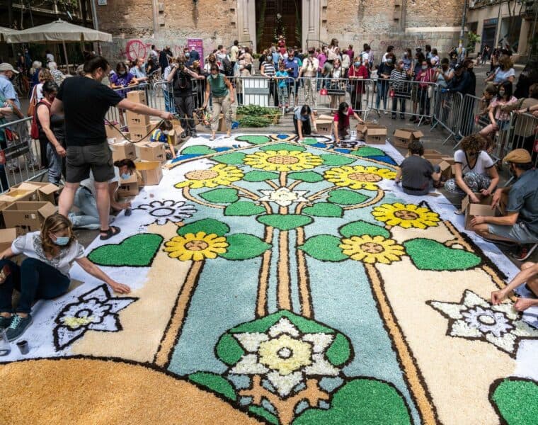 Alfombras florales en Barcelona y Sitges: la tradición que viste las calles de colores