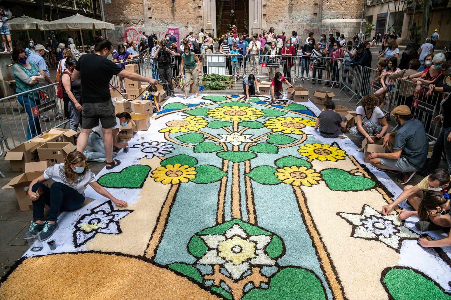 Floral carpets in Barcelona and Sitges: the tradition that dresses the streets with colors.