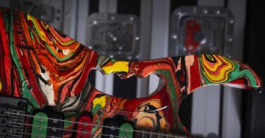 Barcelona abre el primer museo de Europa de guitarras de estrellas del rock