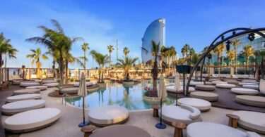 Barcelona inaugura su primer y exclusivo beach club Bastian Beach
