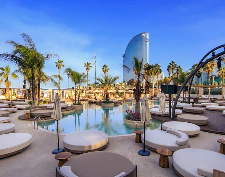 Barcelona inaugura su primer y exclusivo beach club Bastian Beach