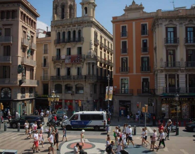 El Ayuntamiento ordena el cierre de las tradicionales pajarerías de La Rambla para el jueves