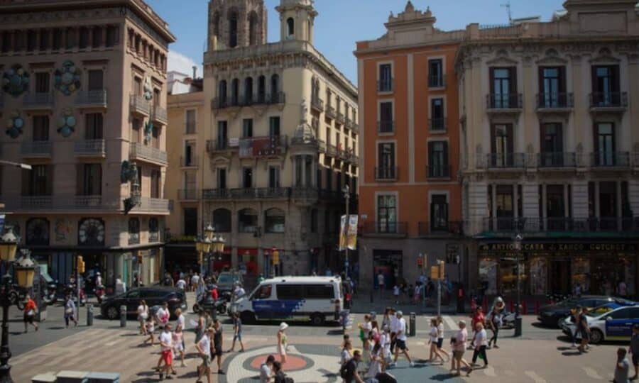 El Ayuntamiento ordena el cierre de las tradicionales pajarerías de La Rambla para el jueves