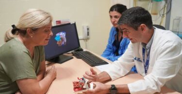 El Vall d’Hebron utiliza tecnología robótica y 3D para extirpar un tumor cerebral sin incisiones