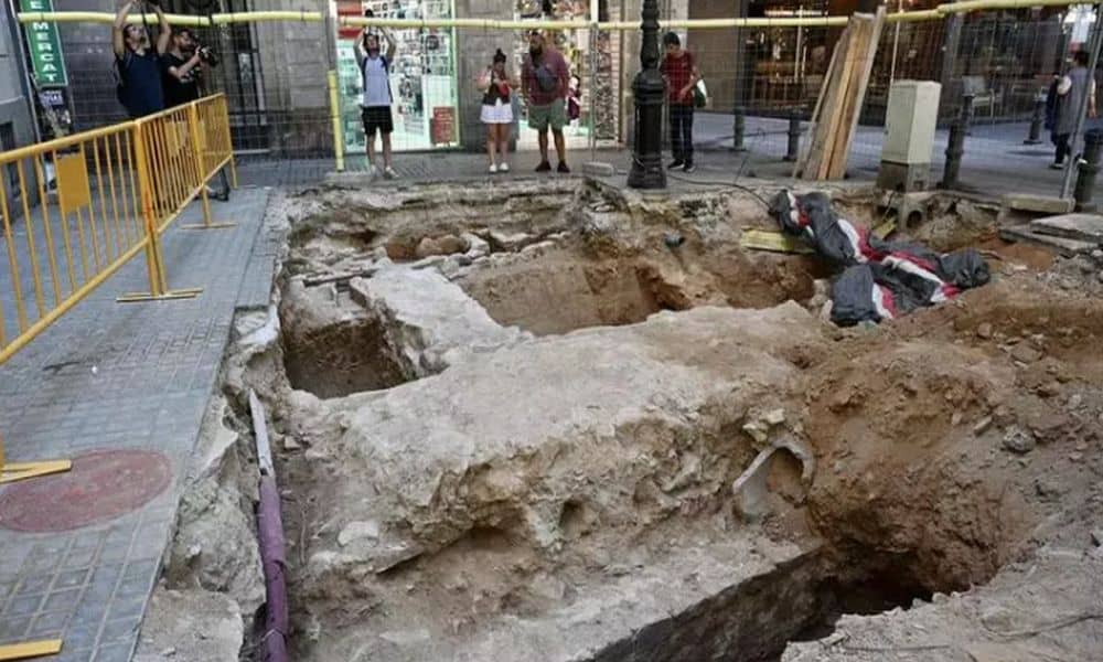 Remains of the medieval wall of Barcelona and the ancient Portal de Trentaclaus are found.