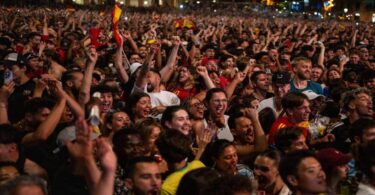 Multitud inundó la plaza Catalunya de Barcelona para festejar el triunfo de 'La Roja'