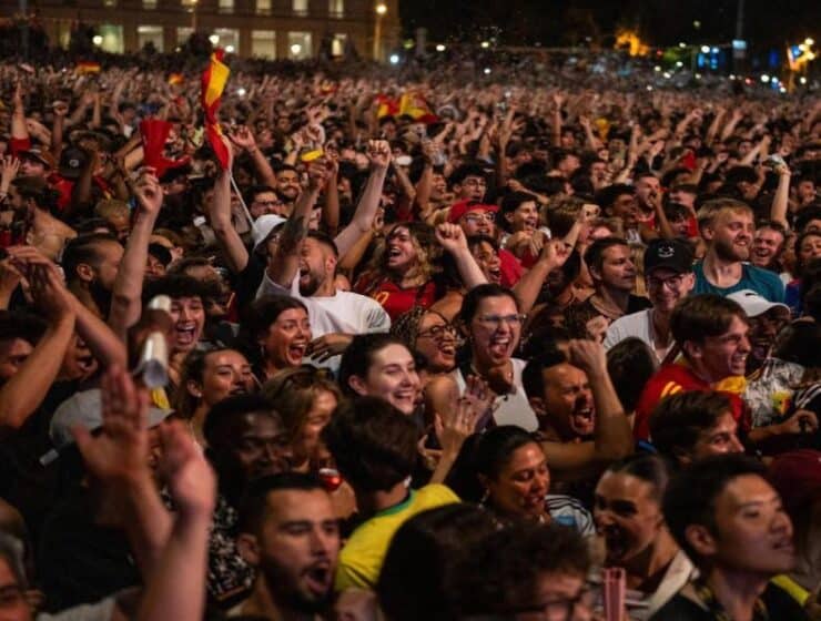 Multitud inundó la plaza Catalunya de Barcelona para festejar el triunfo de 'La Roja'