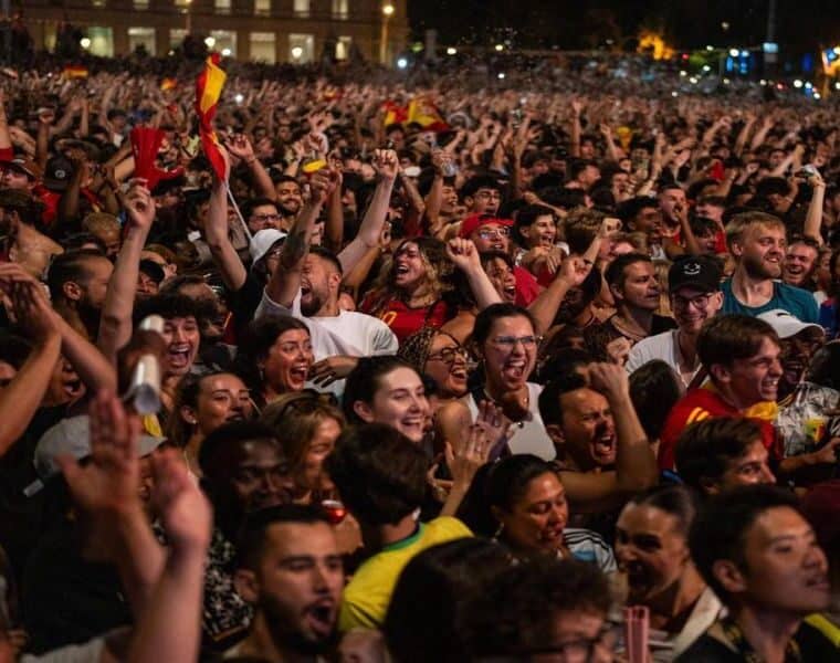 Multitud inundó la plaza Catalunya de Barcelona para festejar el triunfo de 'La Roja'