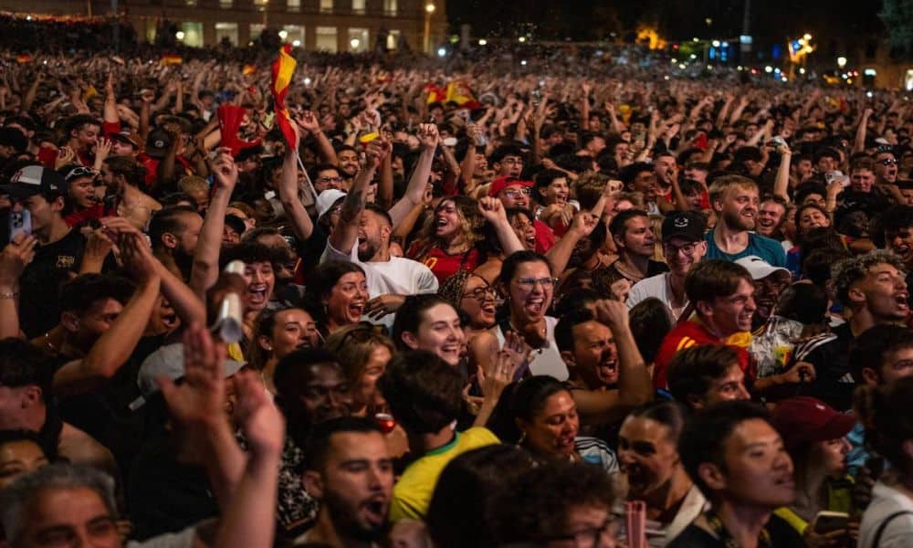 Crowds flooded Barcelona's Plaça Catalunya to celebrate 'La Roja' victory