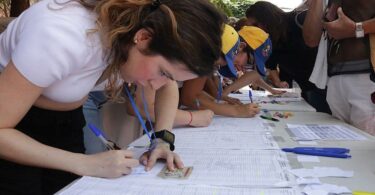Venezolanos en Barcelona acuden masivamente a las urnas por una Venezuela sin ataduras
