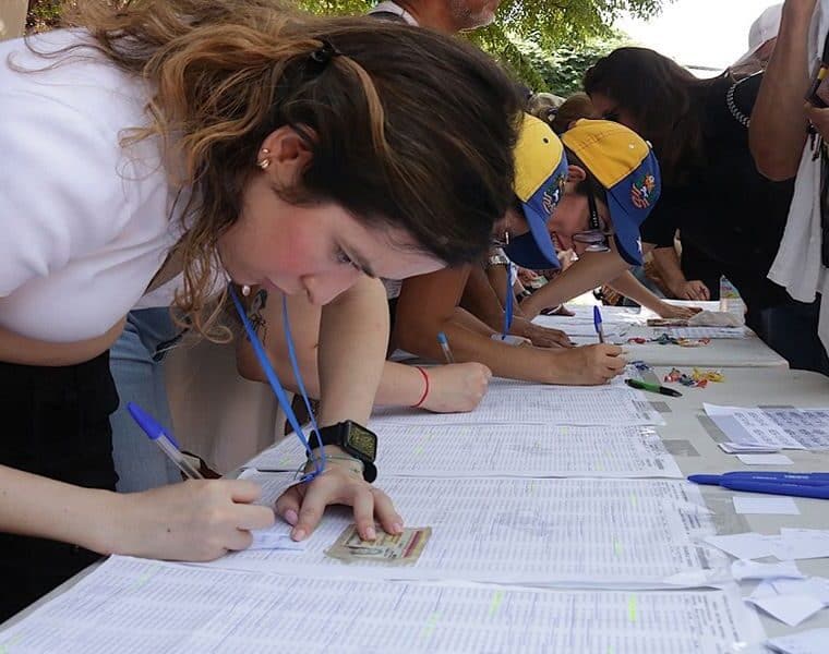 Venezolanos en Barcelona acuden masivamente a las urnas por una Venezuela sin ataduras