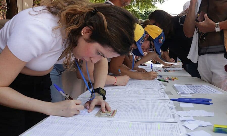 Venezolanos en Barcelona acuden masivamente a las urnas por una Venezuela sin ataduras