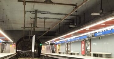 Colocan ventiladores en los andenes de la estación Hospital Clínico (L5) del metro para mejorar la ventilación