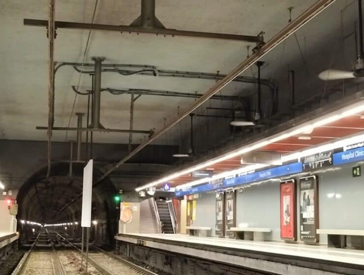 Colocan ventiladores en los andenes de la estación Hospital Clínico (L5) del metro para mejorar la ventilación