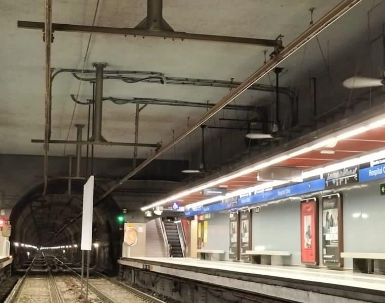 Colocan ventiladores en los andenes de la estación Hospital Clínico (L5) del metro para mejorar la ventilación