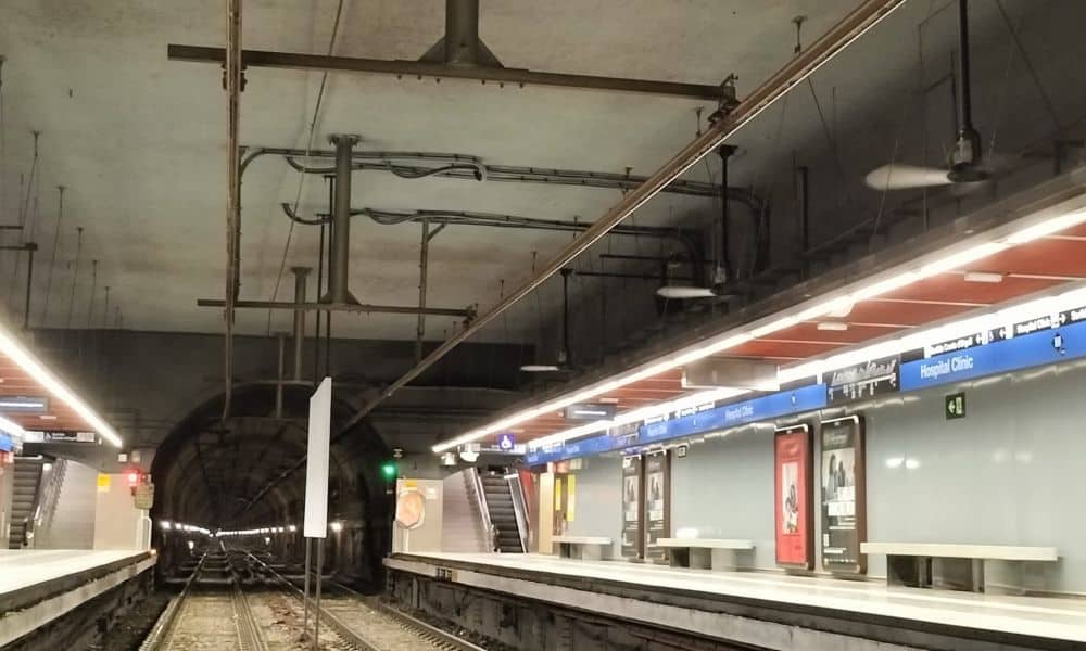 Des ventilateurs sont placés sur les quais de la station Hospital Clínico (L5) pour améliorer la ventilation.