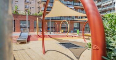 Barcelona implementa sombras en áreas de juego para combatir el calor y mejorar el confort urbano