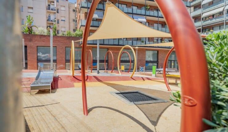 Barcelona implementa sombras en áreas de juego para combatir el calor y mejorar el confort urbano