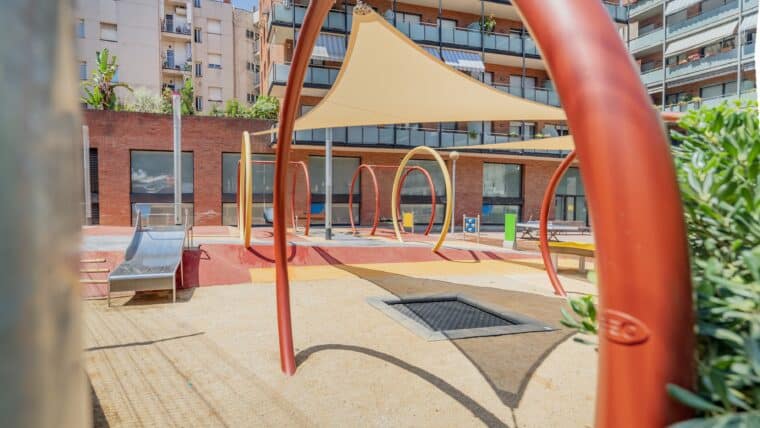 Barcelona implementa sombras en áreas de juego para combatir el calor y mejorar el confort urbano