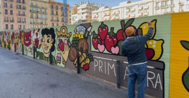 Un nuevo mural transforma el paisaje urbano en el corazón del barrio de Gràcia 3