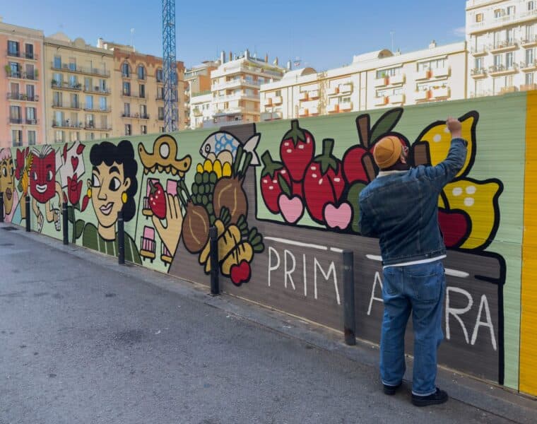 Un nuevo mural transforma el paisaje urbano en el corazón del barrio de Gràcia 3