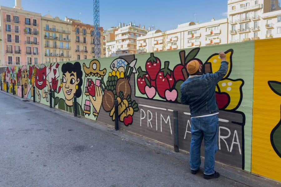 Un nuevo mural transforma el paisaje urbano en el corazón del barrio de Gràcia 3