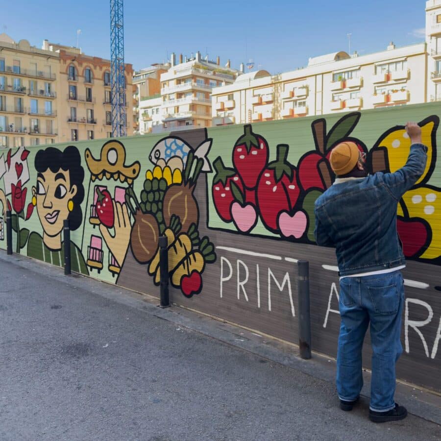 Un nuevo mural transforma el paisaje urbano en el corazón del barrio de Gràcia 3