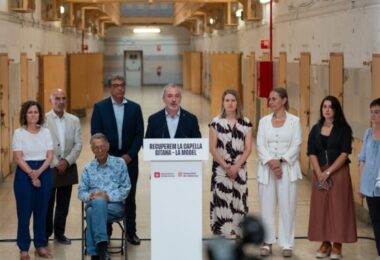 Finalizada la fase de descubrimiento de las pinturas murales de la 'Capella Gitana' en la cárcel Modelo de Barcelona
