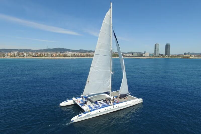 Paseo en catamarán al atardecer con música en directo 2
