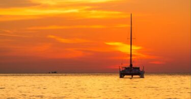 Paseo en catamarán al atardecer con música en directo