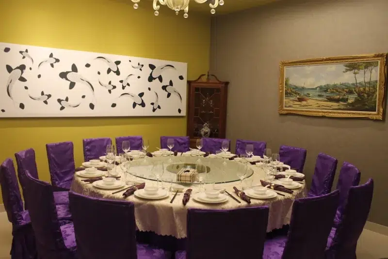 mesa redonda Restaurante DaZhong Barcelona interior del restaurante