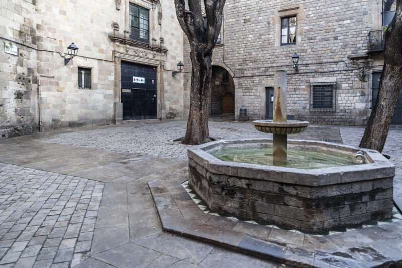 BARCELLONA,SPAGNA- 30 APRILE 2012: Vista della strada, piazza Sant Felip Neri nel quartiere gotico di Barcellona.