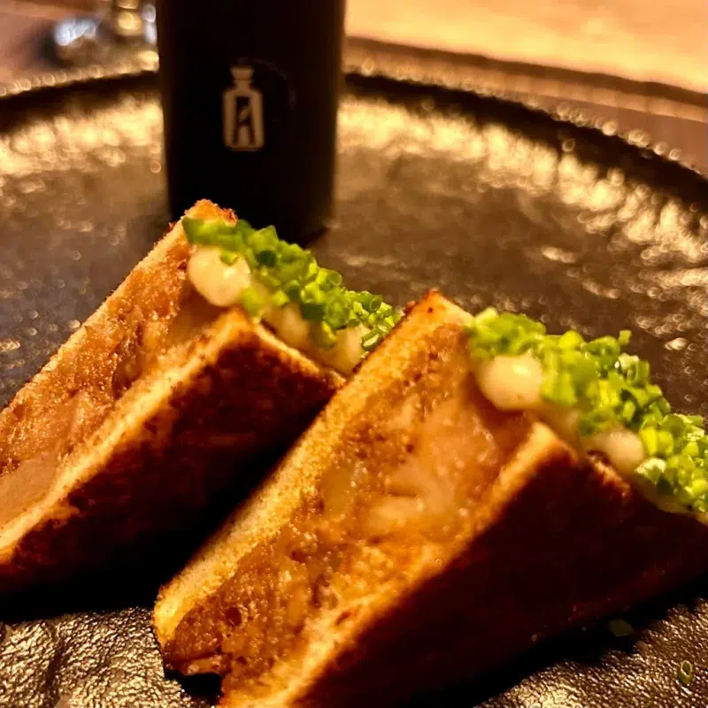 La conocida plataforma gastronómica The Fork, aplicación que sirve para buscar y valorar restaurantes, ha reconocido el restaurante barcelonés The Alchemix Gastro Cocktail Bar como el mejor de todo el estado. De hecho, han sido los mismos usuarios de la plataforma los que han valorado el restaurante con la nota más alta de todas, un 9,9. Catalunya es la región con más representación, con 28 restaurantes situados en el top 100 del estado, y el conjunto de los Països Catalans concentra la mayoría del total de establecimientos con mejor valoración. Mejor restaurante del estado Los usuarios de la plataforma The Fork, líder en Europa en indexación y valoración de restaurantes, han valorado The Alchemix Gastro Cocktail Bar, de Barcelona, como el mejor restaurante del estado español del año 2023. El propietario del local, Ignacio Ussía, y el chef Juanan Vizcaíno, consiguen la primera posición del top 100 del ranking gracias a las valoraciones de los centenares de usuarios de la red. Este año consiguen el primer lugar que el año pasado se les escapó, cuando alcanzaron la segunda posición. Con una nota de 9,9 y un precio medio de 75 €, su propuesta de pequeños cócteles de autor marida un menú degustación que ha hecho las delicias de todos los clientes. Una apuesta de la máxima ambición y calidad que hace zambullir al comensal en un universo onírico de sabores y texturas delirantes. Enlaces Promovidos por Taboola Te puede gustar Ivrea: Un sito di incontri per ultraquarantenni che funziona davvero! Donne single in Italia | Patrocinado ¿Cómo se llama el árbol del membrillo? El curioso nombre que pocos conocen El Nacional.cat Zarzuela captó a Letizia porque aceptaba que Felipe VI se acostara con hombres El Nacional.cat Con una nota de 9,9 y un precio medio de 75 €, su propuesta de pequeños cócteles de autor marida un menú degustación que ha hecho las delicias de todos los clientes Propuesta gastronómica de The Alchemix Gastro Cocktail Bar Propuesta gastronómica de The Alchemix Gastro Cocktail Bar The Alchemix - Gastro Cocktail Bar 3