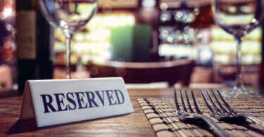 los restaurantes no pueden cobrar un precio extra por reservar mesa