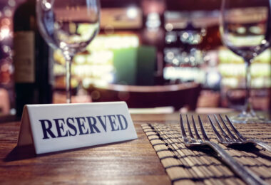 los restaurantes no pueden cobrar un precio extra por reservar mesa