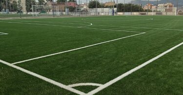 nstalación del césped artificial de última generación en los campos de fútbol de La Satalia y del Carmel