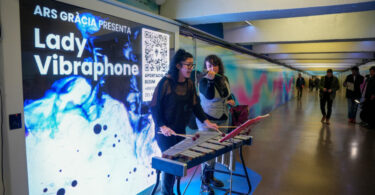 instalación interactiva sonora y visual para mejorar la experiencia de viaje del usuario